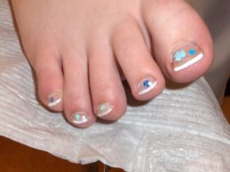 Met mooie teennagels in uw slippers